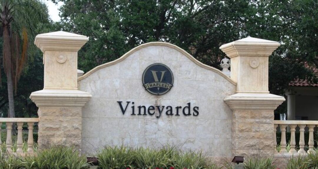 Vineyards Naples community guide